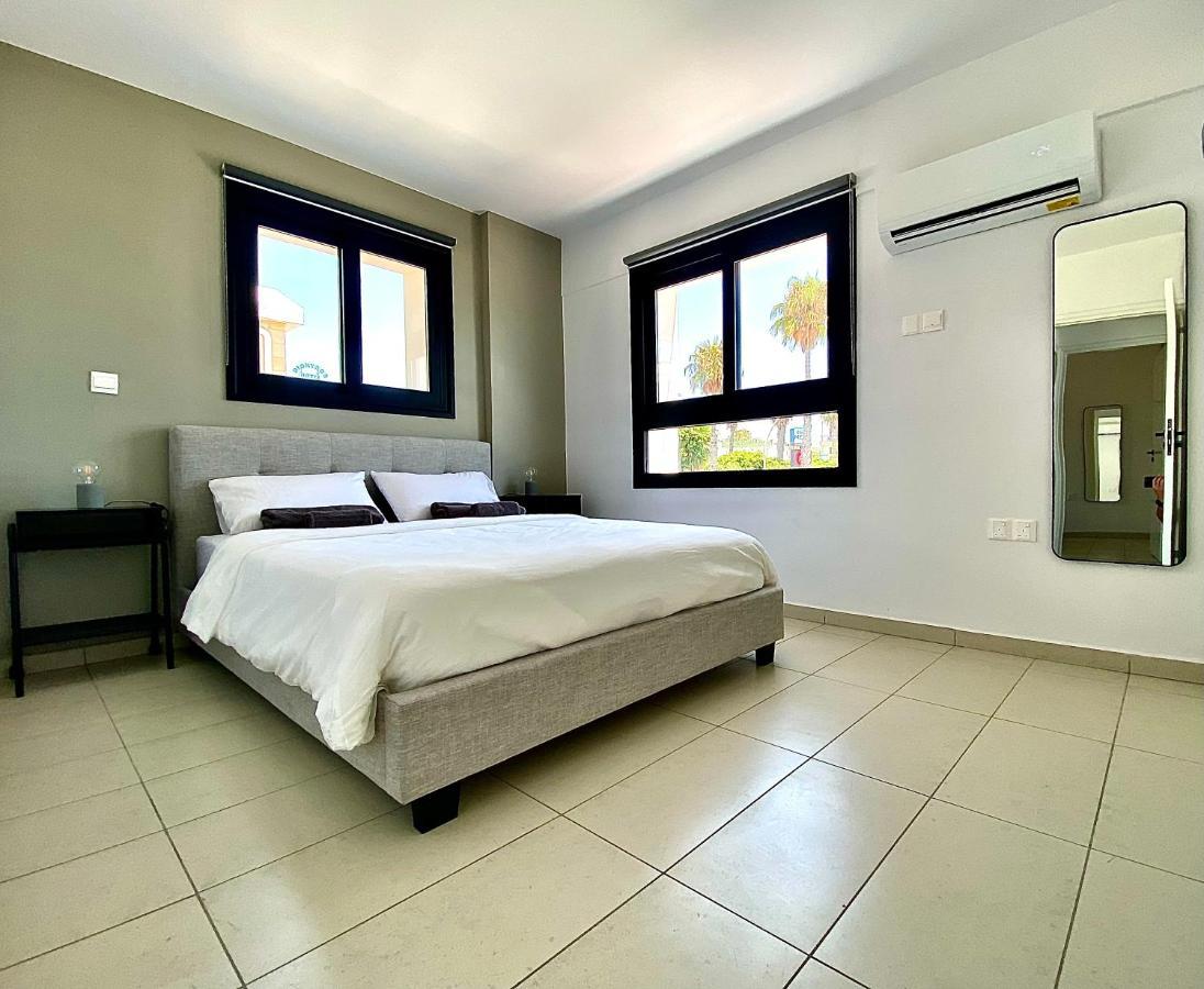 Sea La Vie #2 - Luxury Seaview Apartment Paphos Bagian luar foto